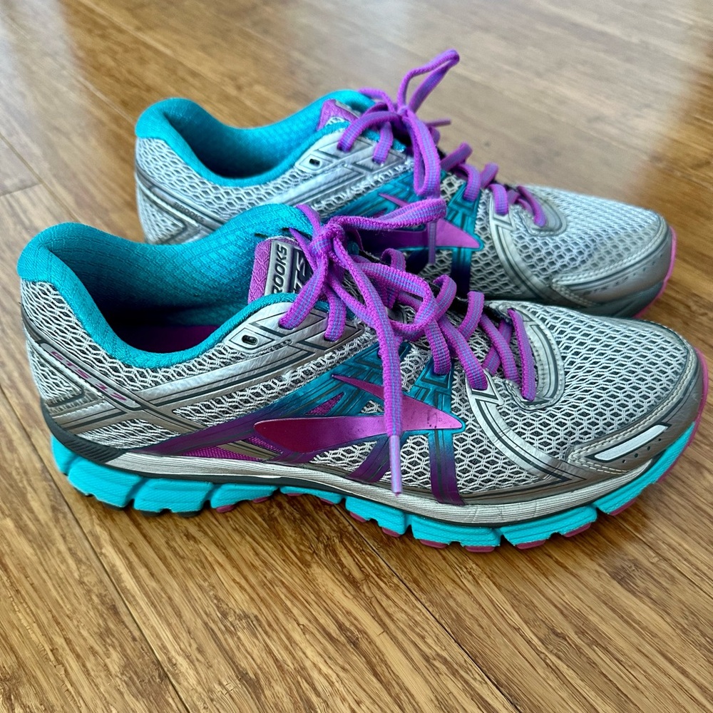 Brooks GTS 17 Adrenaline Running Shoes. Women’s Size 11B.